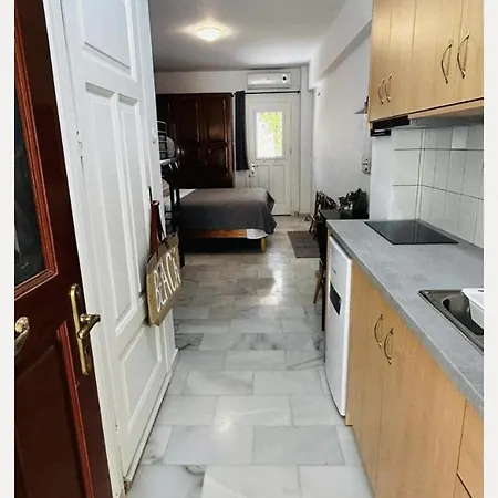 Ξενοδοχείο με κάψουλες Saroukos *
